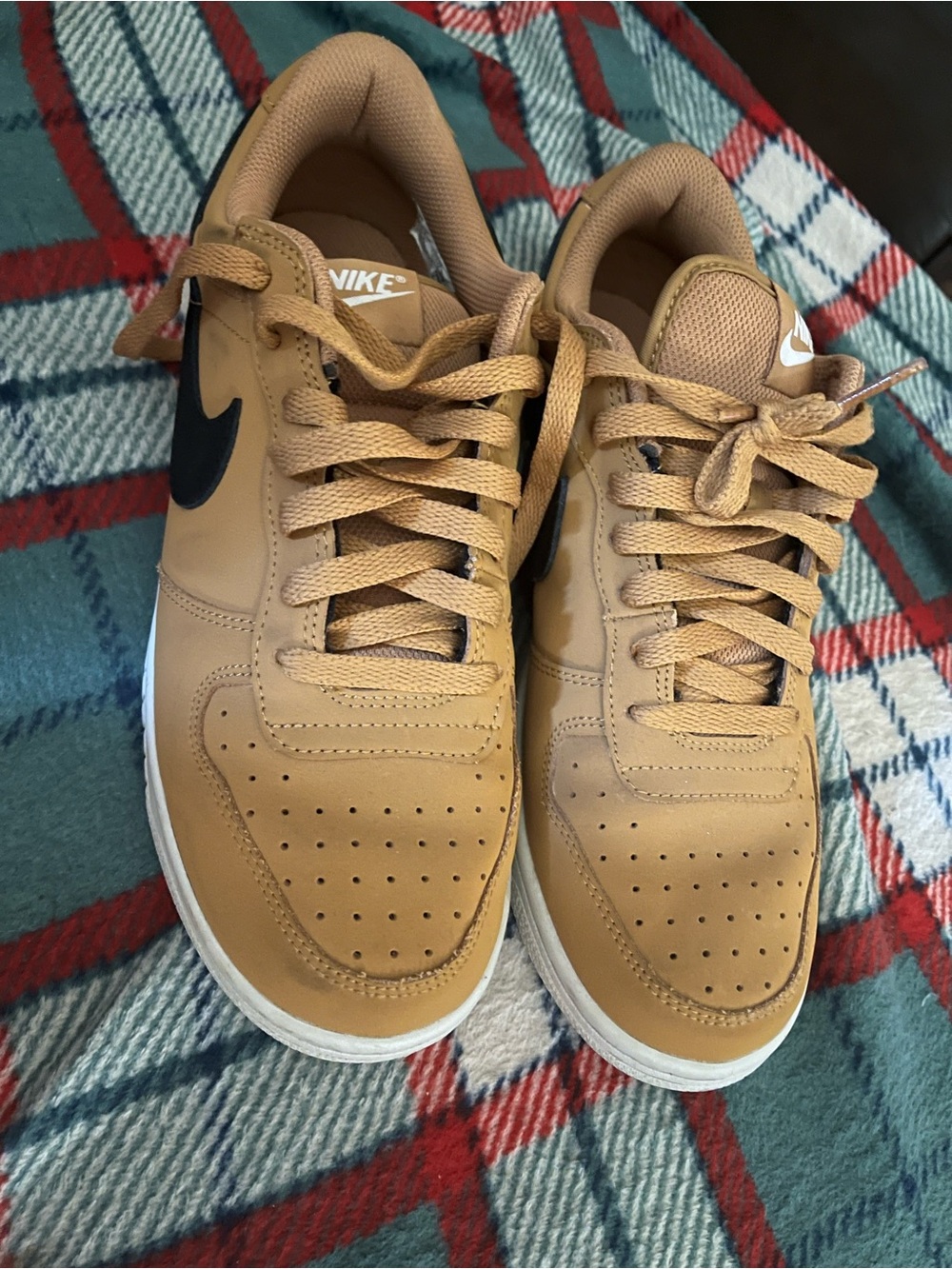 Nike Men’s Low-Top Sneakers in Wheat with Black Swoosh Size 8.5 There like New